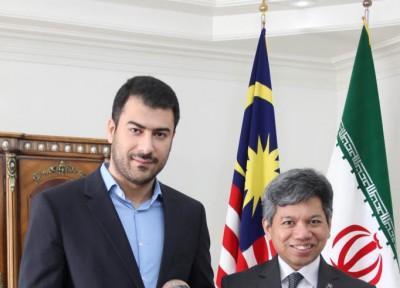 خبرنگاران و دریافت جایزه بهترین کارگزار غرب آسیا از دستان سفیر مالزی