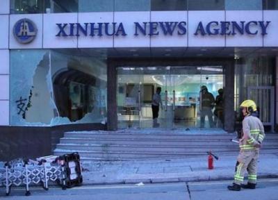 حمله معترضان هنگ کنگی به دفتر خبرگزاری چینی شینهوا