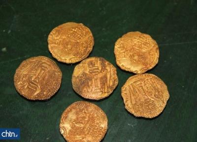 کشف 8 قطعه سکه ساسانی در بم