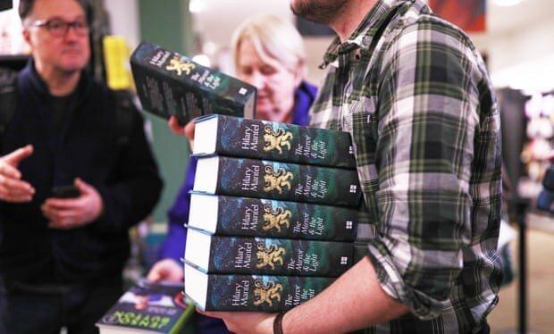 خریداران سومین کتاب مجموعه تالار گرگ روبه روی کتابفروشی لندنی صف کشیدند