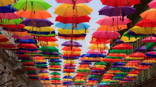 تعبیر خواب چتر، معنی دیدن چتر سوراخ در خواب چیست؟