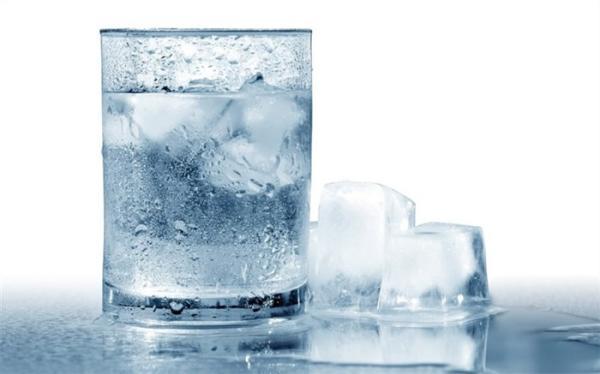 به این 4 دلیل نوشیدن آب یخ را فراموش کنید