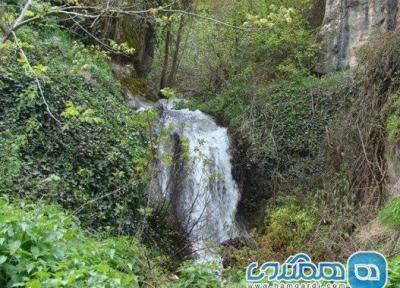 آبشار دشه یکی از جاذبه های طبیعی پاوه به شمار می رود