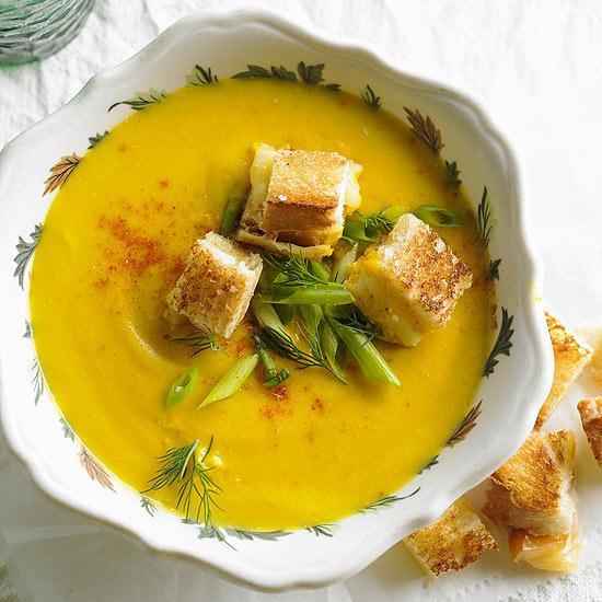 کروتون پنیر و سوپ هویج برای روزهای خنک